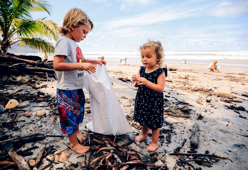 Children cleaning beach
