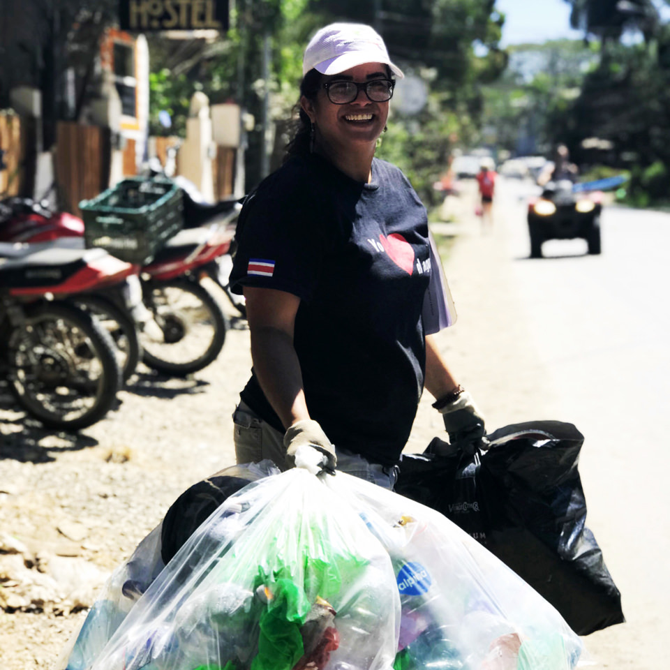 Ariadna recycling holding a few bags